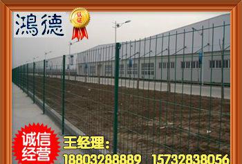 宣威市雙邊絲防護(hù)網(wǎng)、350絲浸塑不生銹3*1.8隔離柵大量現(xiàn)
