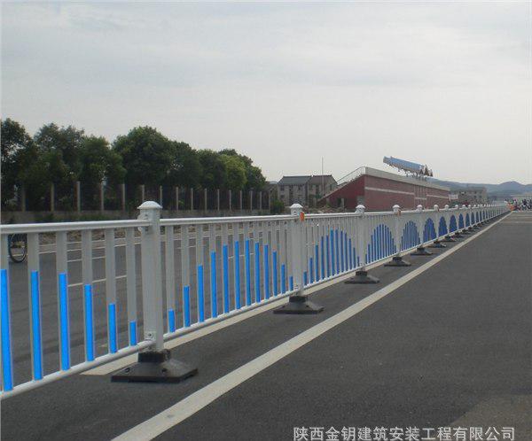 廠家直銷靜電噴塑鍍鋅交通防護(hù)欄 鋅合金鋼道路防撞護(hù)欄 圍墻欄